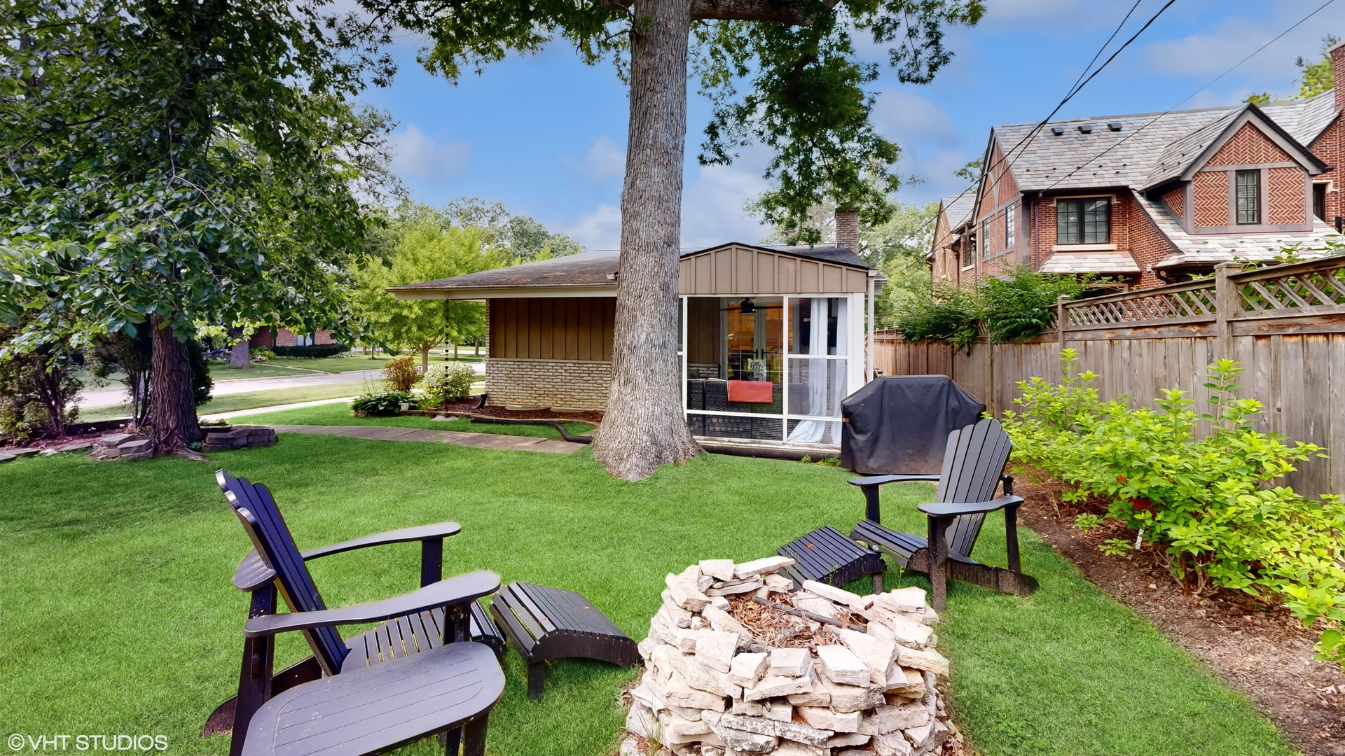 15 Winston Road Lake Forest, IL 60045 - Photo 21 of 26 a front view of a house with garden