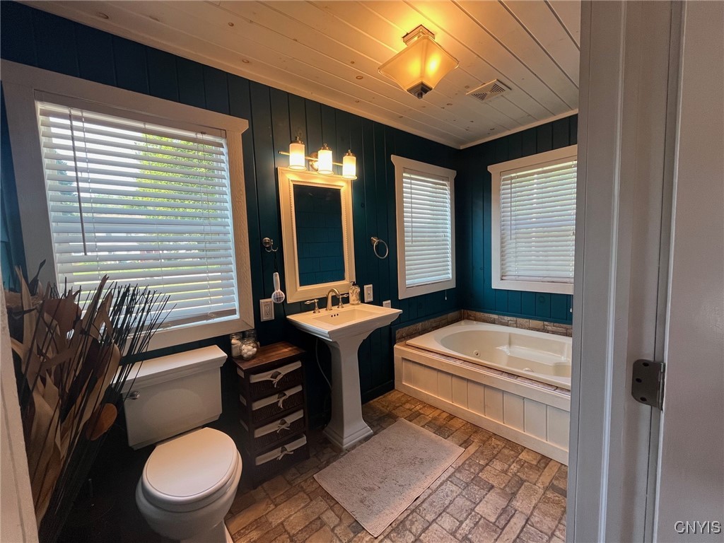 4 Gunther Road Central Square, NY 13036 - Photo 20 of 50 Owner's bath with whirlpool tub