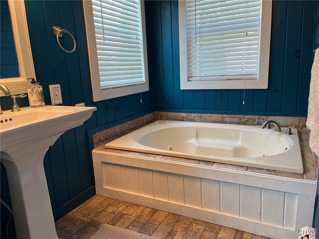4 Gunther Road Central Square, NY 13036 - Photo 21 of 50 Owner's bath with whirlpool tub