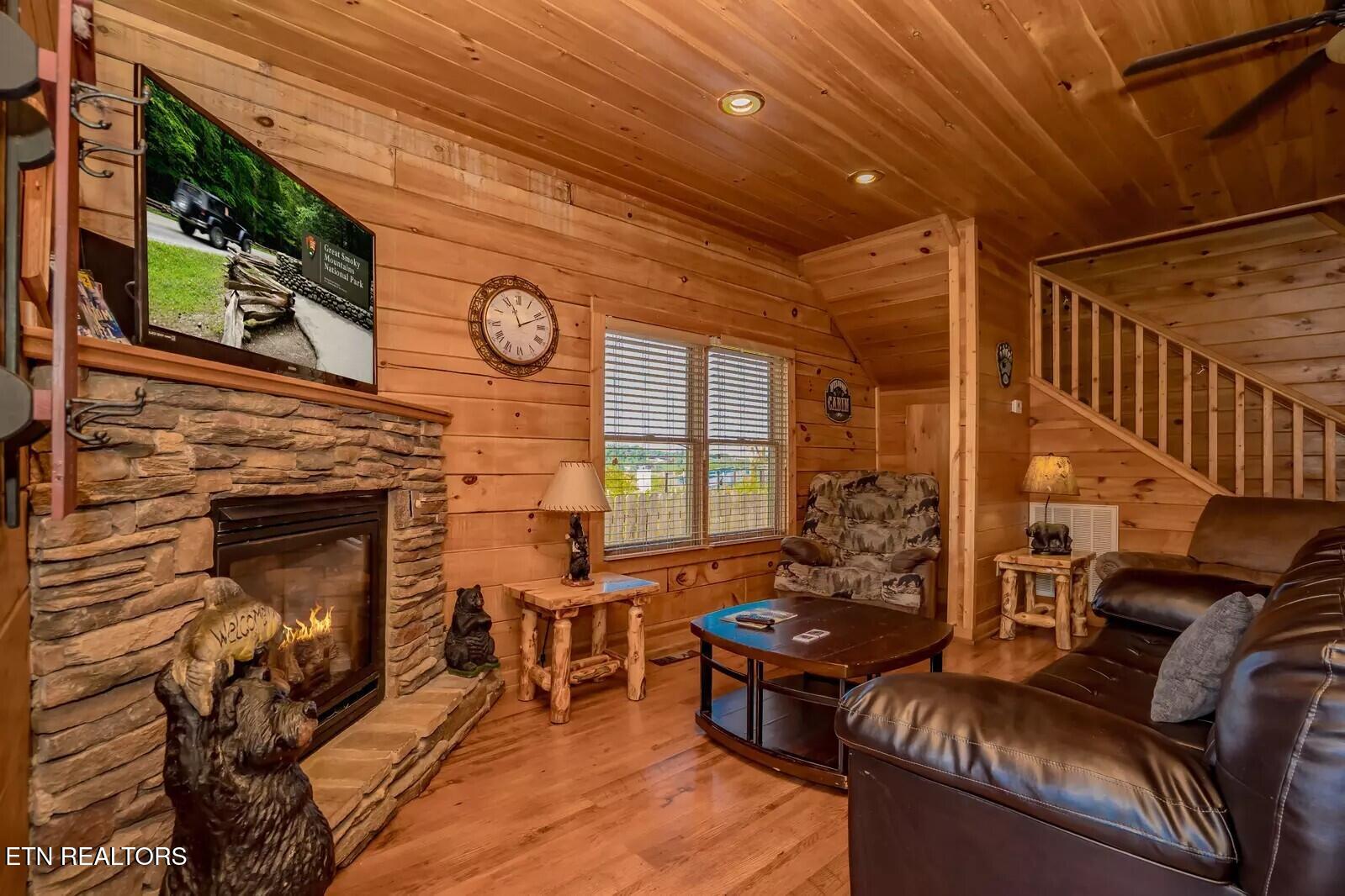 270 Moose Rdg Way Pigeon Forge, TN 37863 - Photo 2 of 29 3