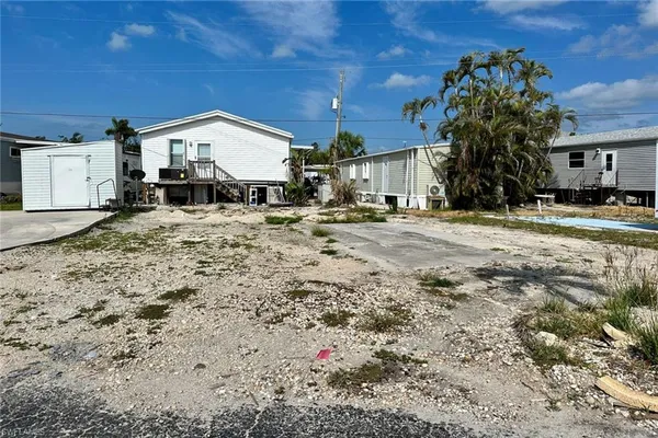 $59,900 | 11 Helen Lane, Fort Myers Beach, FL 33931
