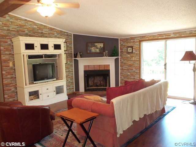 217 Jennings Road Cartersville, VA 23027 - Photo 4 of 12 Den/Family/Great Room - Vaulted with corner firepl