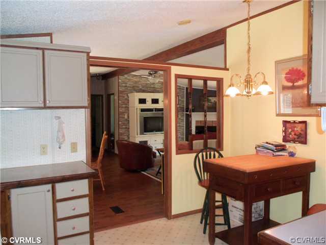 217 Jennings Road Cartersville, VA 23027 - Photo 7 of 12 Kitchen - Large kitchen eating area