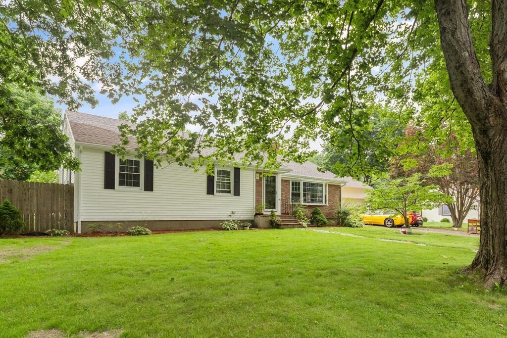 16 Keniston Road Lynnfield, MA 01940 - Photo 3 of 30 Gallery Image 3