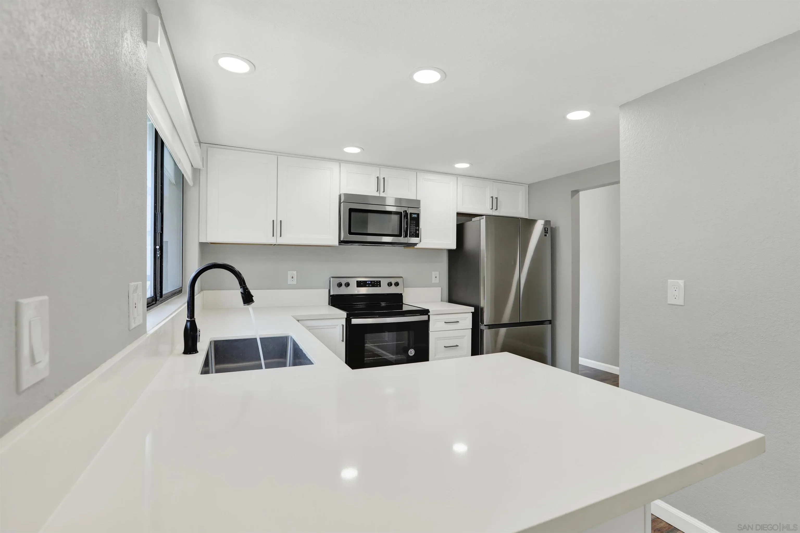 8878 Regents Road, Unit 201 San Diego, CA 92122 - Photo 6 of 20