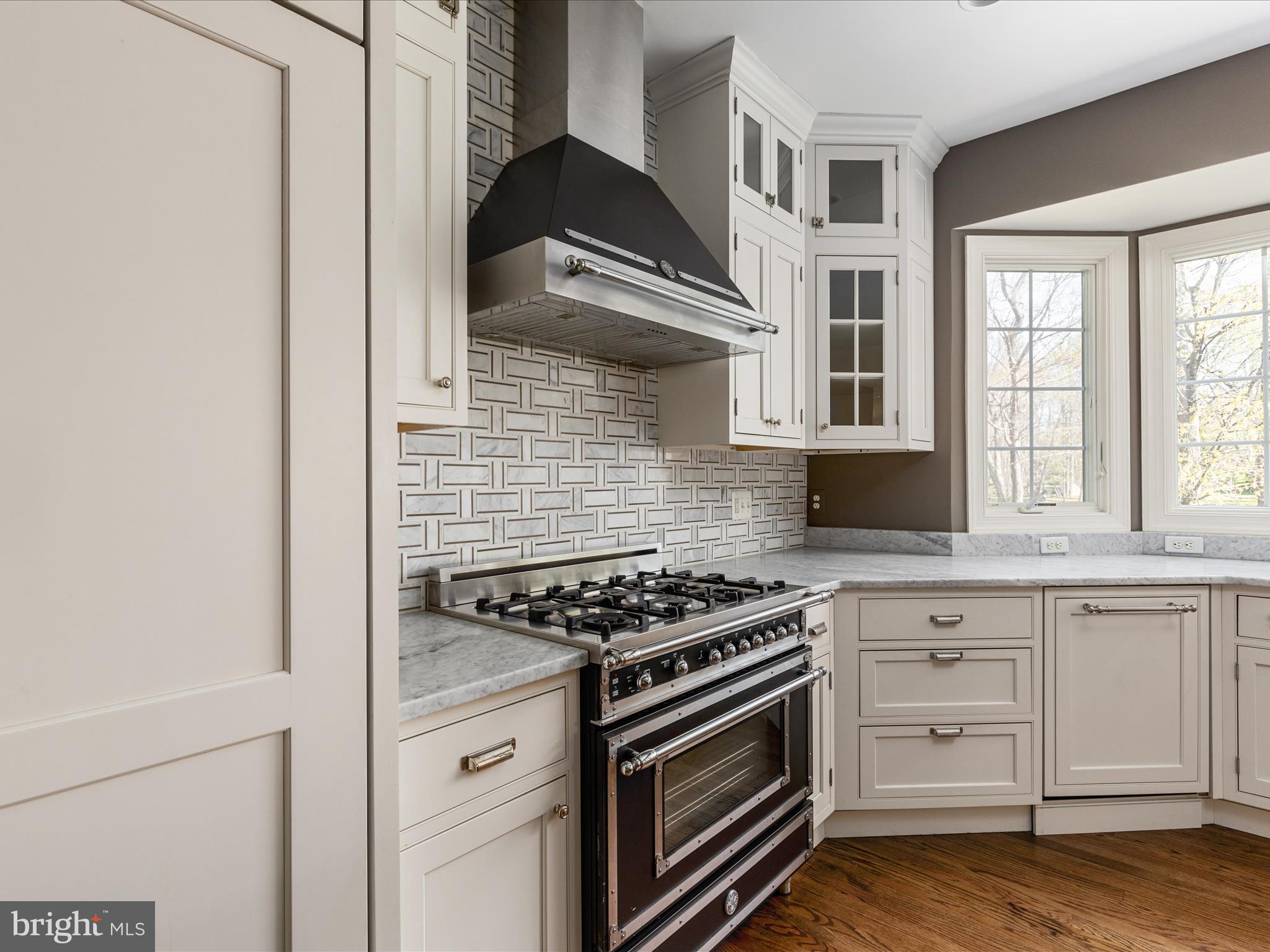 10554 Fox Forest Drive Great Falls, VA 22066 - Photo 10 of 77 Top of the line appliances