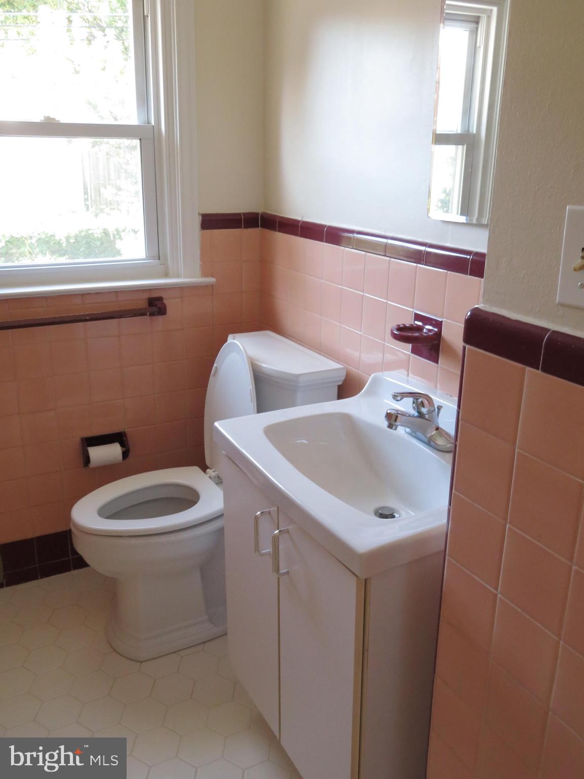 132 Parkview Road Cheltenham, PA 19012 - Photo 12 of 16 upstairs hall bath