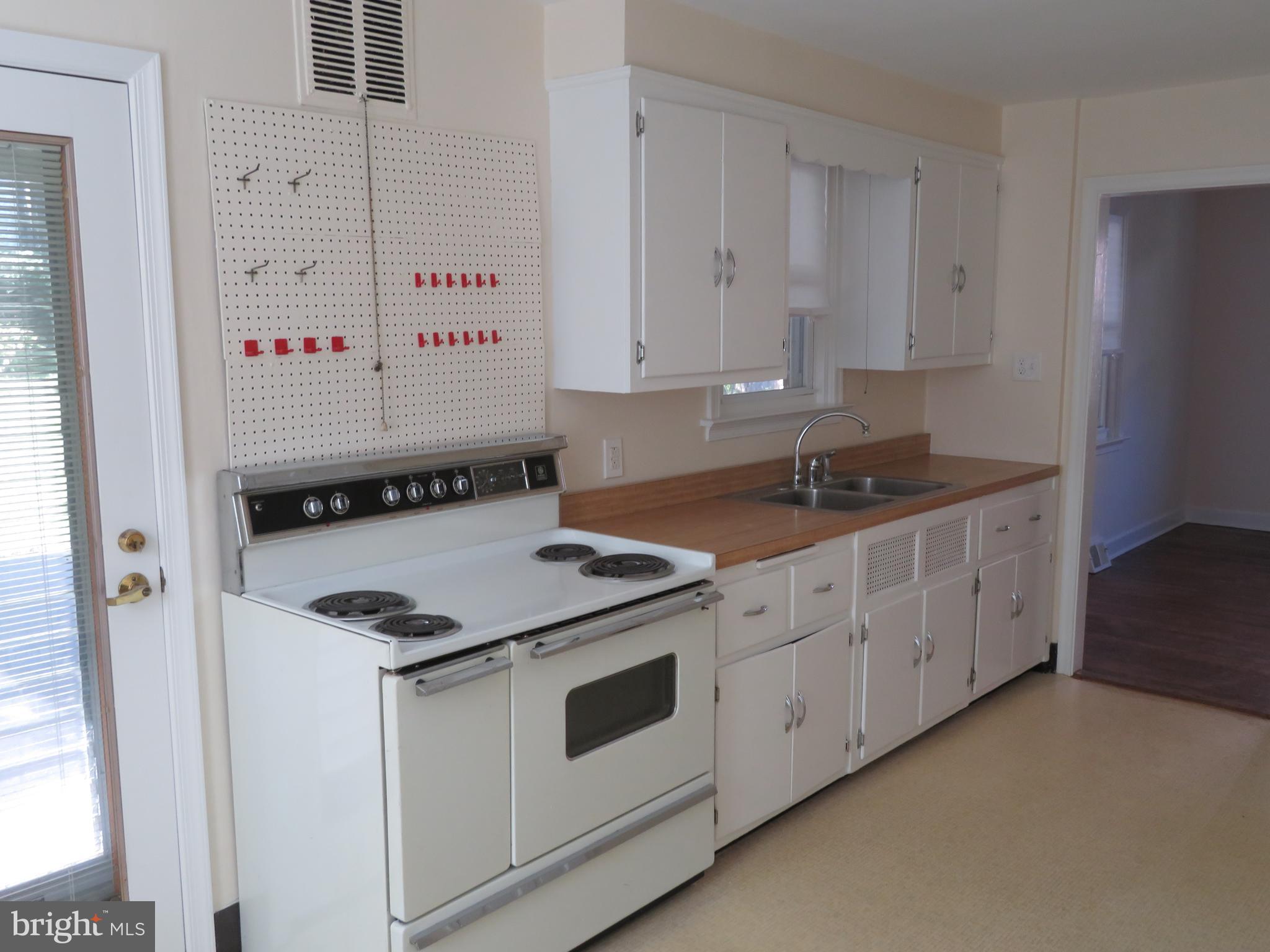 132 Parkview Road Cheltenham, PA 19012 - Photo 8 of 16 Kitchen