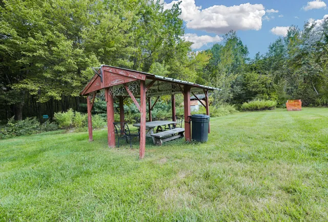a view of a house with backyard
