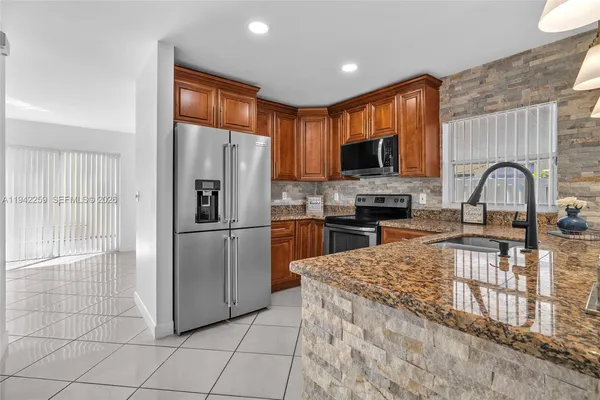 $4,200 | 300 Southwest 100th Avenue, Pembroke Pines, FL 33025