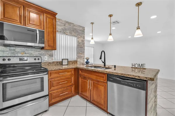 $4,200 | 300 Southwest 100th Avenue, Pembroke Pines, FL 33025