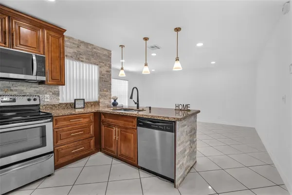 $4,200 | 300 Southwest 100th Avenue, Pembroke Pines, FL 33025