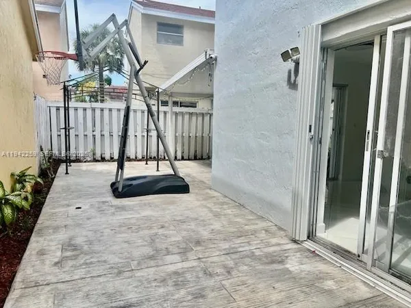 $4,200 | 300 Southwest 100th Avenue, Pembroke Pines, FL 33025