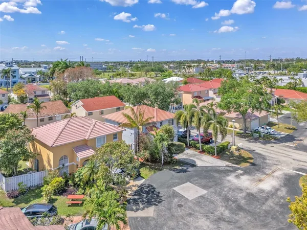 $4,200 | 300 Southwest 100th Avenue, Pembroke Pines, FL 33025