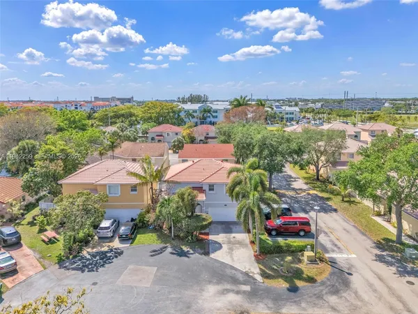 $4,200 | 300 Southwest 100th Avenue, Pembroke Pines, FL 33025