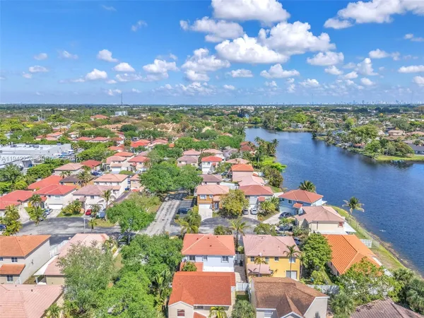 $4,200 | 300 Southwest 100th Avenue, Pembroke Pines, FL 33025