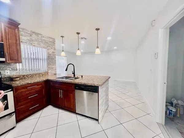 $4,200 | 300 Southwest 100th Avenue, Pembroke Pines, FL 33025
