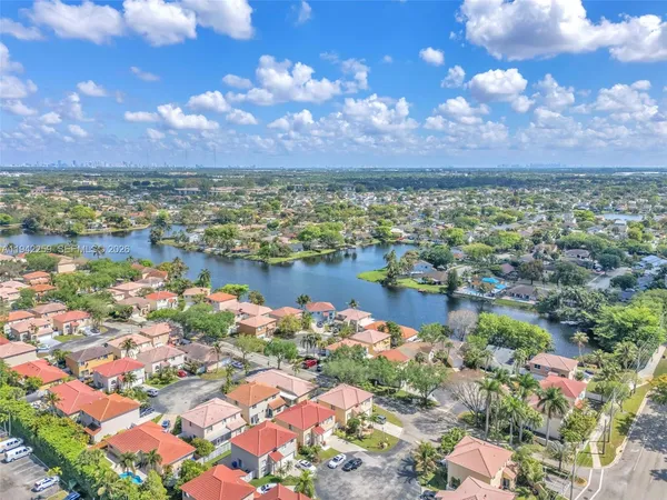 $4,200 | 300 Southwest 100th Avenue, Pembroke Pines, FL 33025