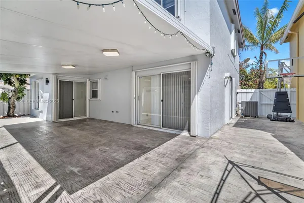 $4,200 | 300 Southwest 100th Avenue, Pembroke Pines, FL 33025