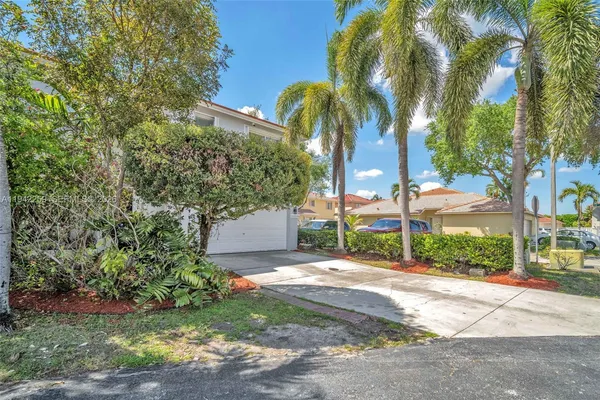 $4,200 | 300 Southwest 100th Avenue, Pembroke Pines, FL 33025
