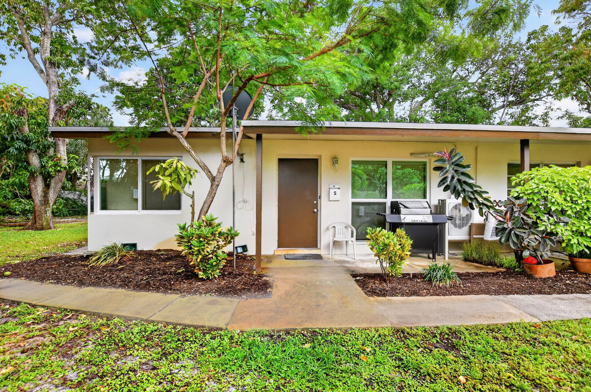 314 Southwest 1st Street Boca Raton, FL 33432 - Photo 2 of 32 19-web-or-mls-DSC_2345