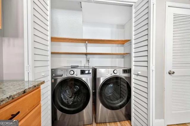 a view of a bedroom with washer and dryer
