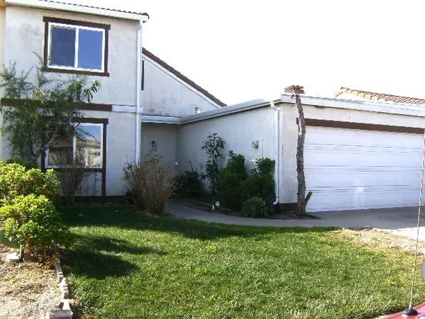 a view of a back yard of the house