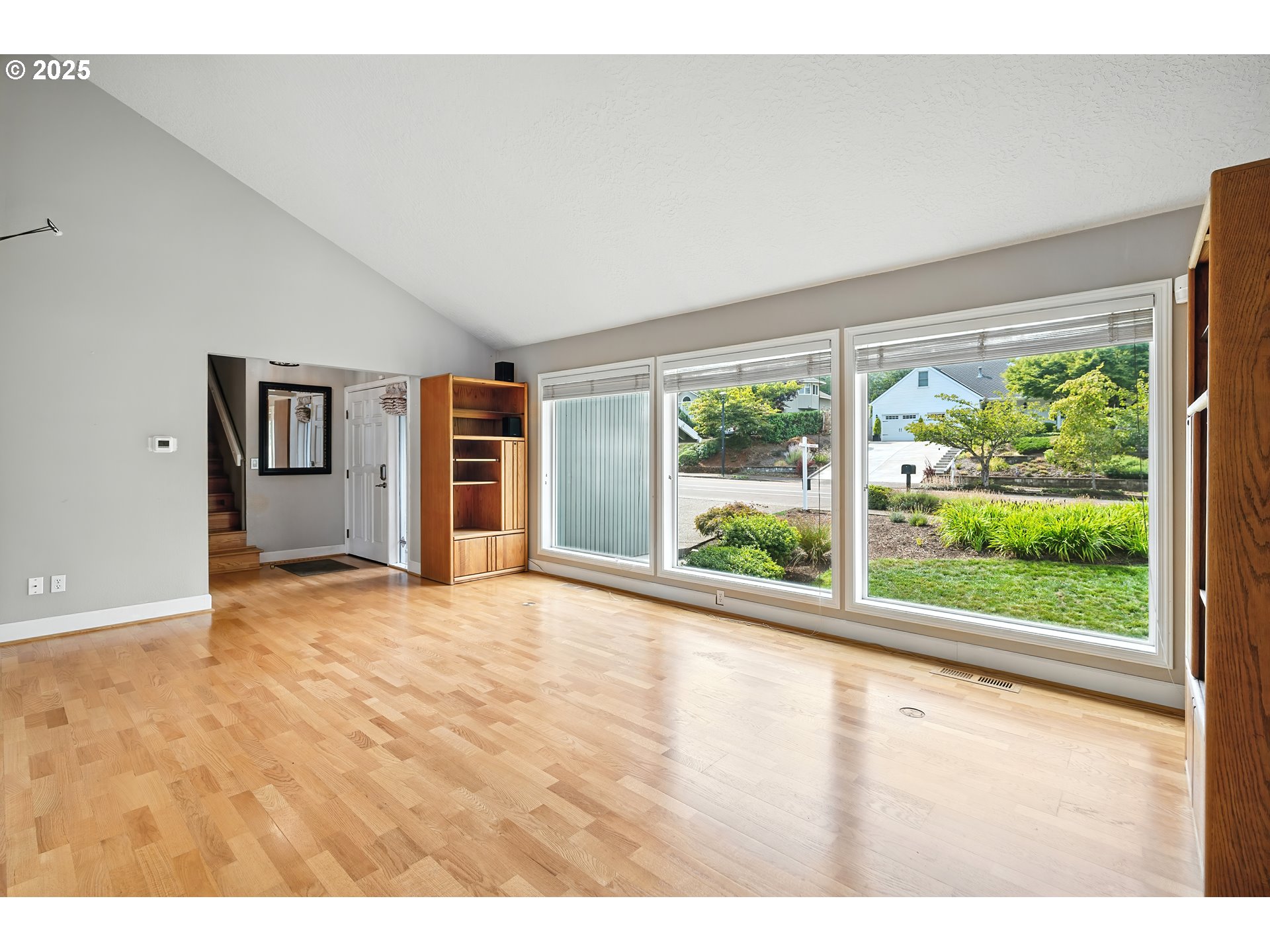 5219 Summit Street West Linn, OR 97068 - Photo 4 of 38 Living Room
