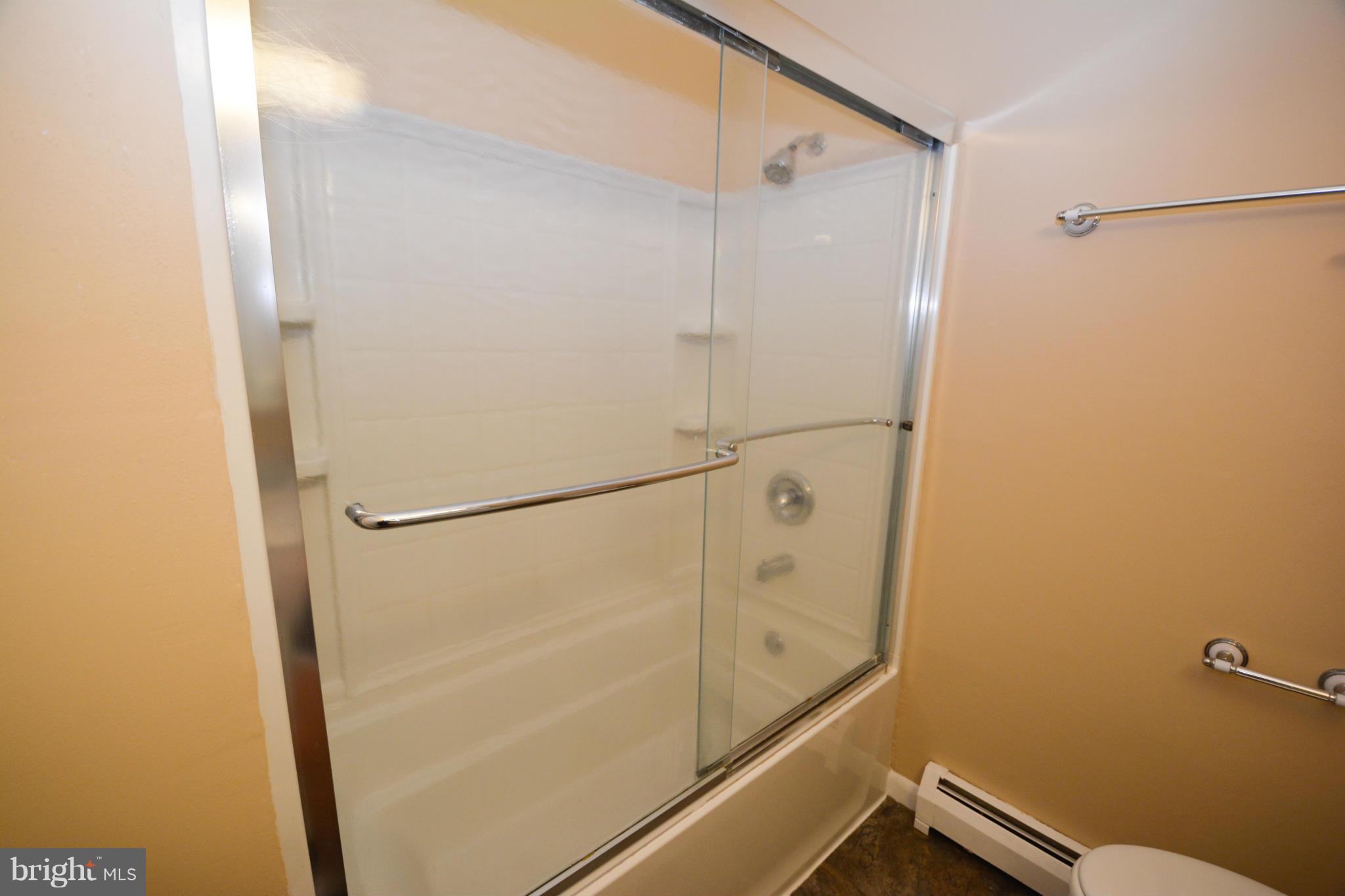 13348 Kingsman Road Woodbridge, VA 22193 - Photo 11 of 29 Bath