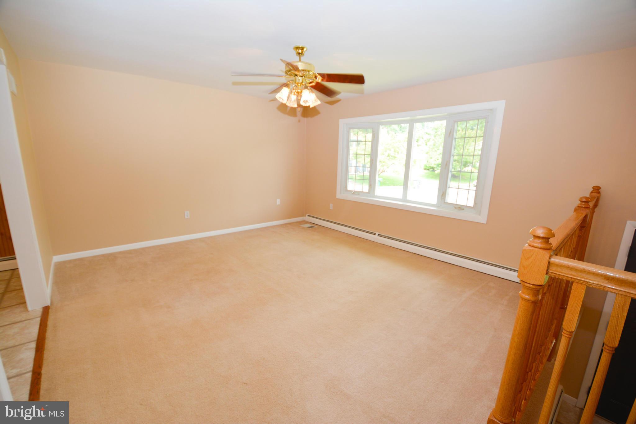 13348 Kingsman Road Woodbridge, VA 22193 - Photo 3 of 29 Living Room