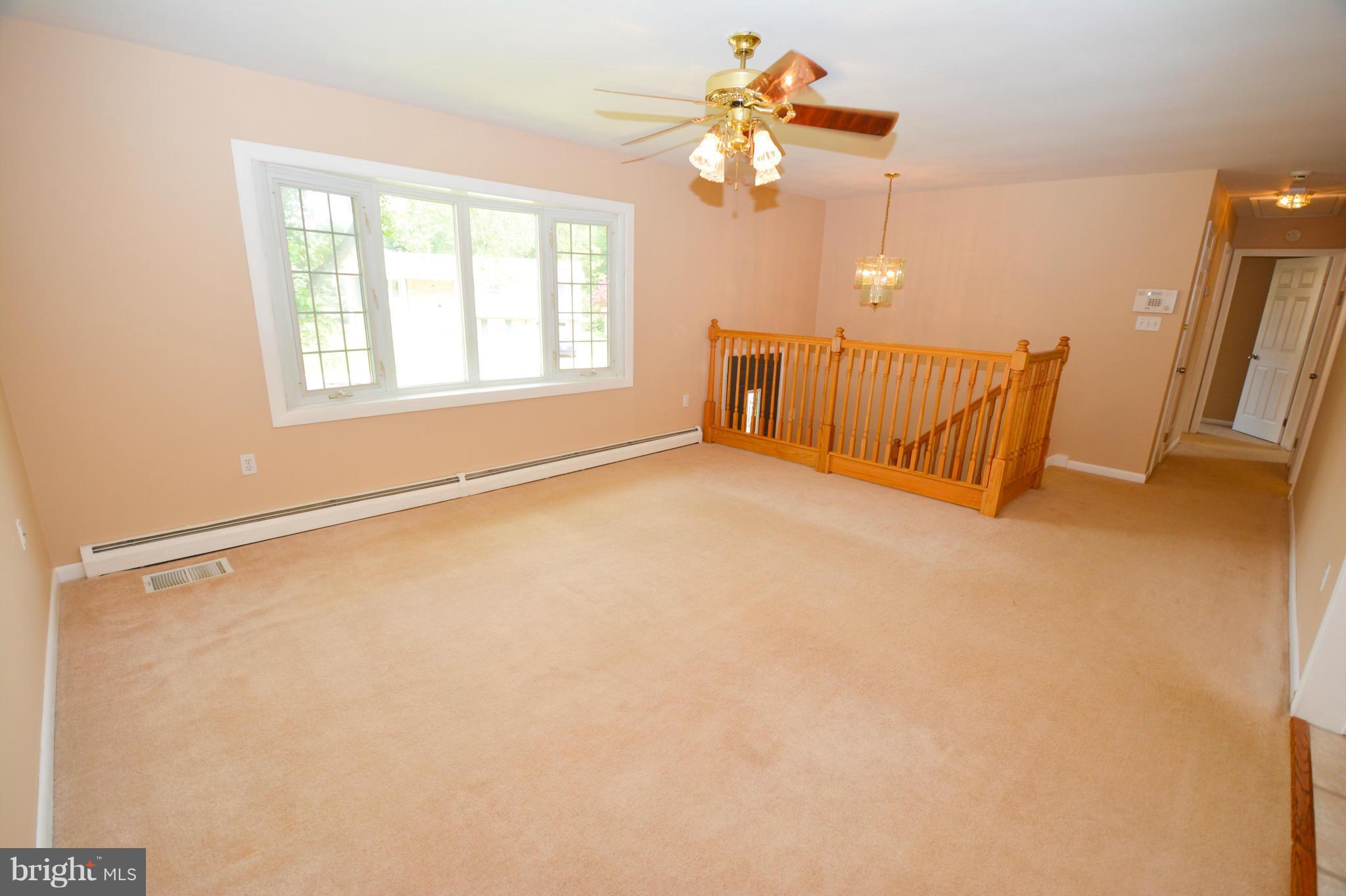 13348 Kingsman Road Woodbridge, VA 22193 - Photo 4 of 29 Living Room