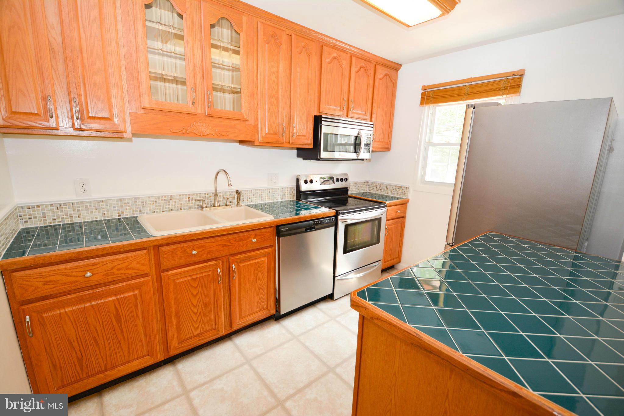 13348 Kingsman Road Woodbridge, VA 22193 - Photo 6 of 29 Kitchen