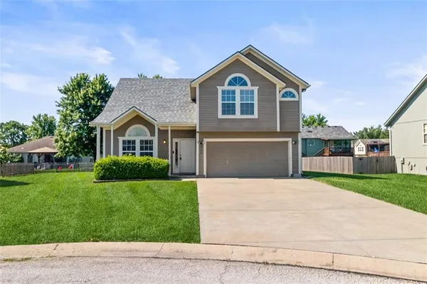$349,900 | 2103 Patti Lane, Greenwood, MO 64034