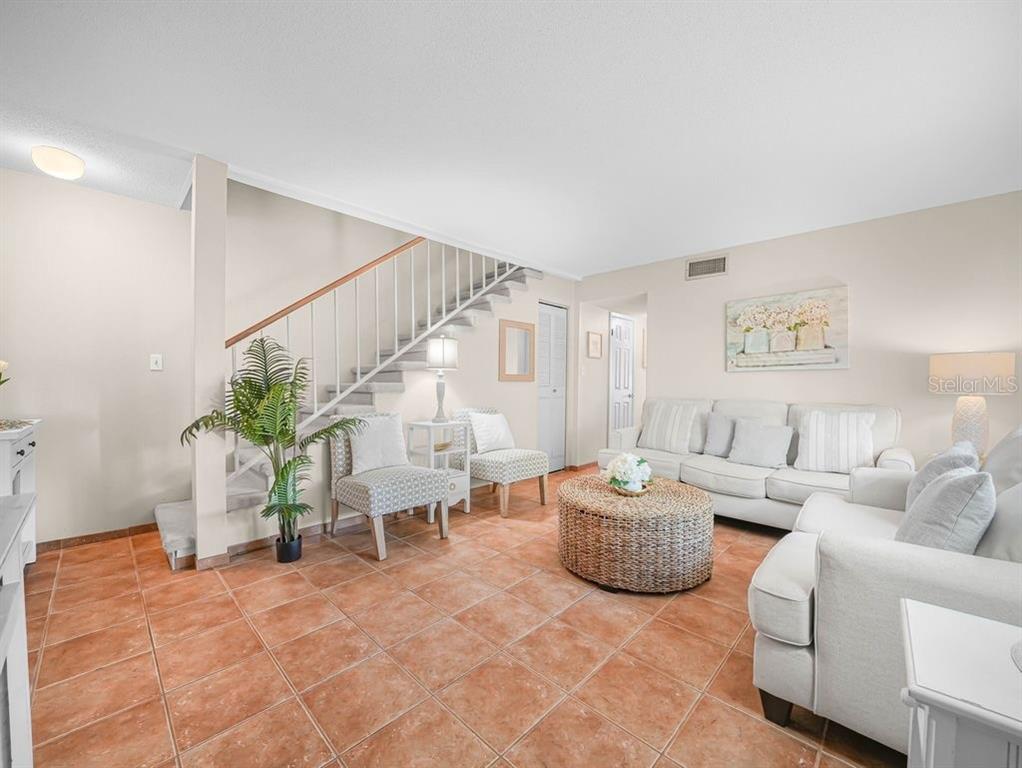 549 Sutton Place, Unit T 19 Longboat Key, FL 34228 - Photo 4 of 52 a living room with furniture and a potted plant