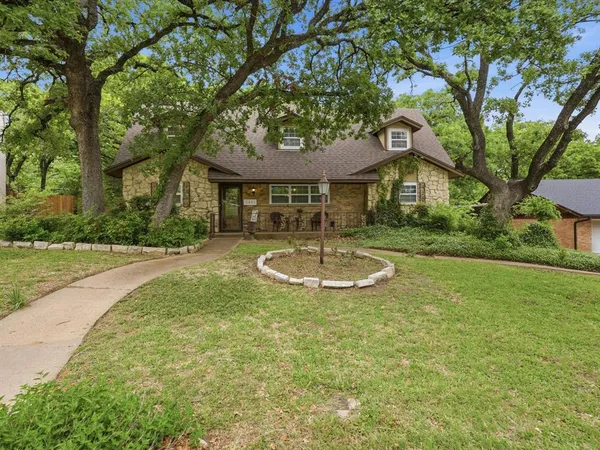 a view of a house with a yard