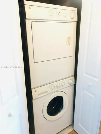 a close up view of a washer and dryer