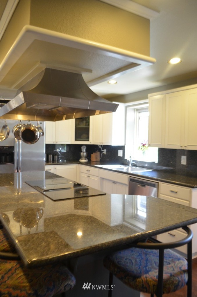 9022 Park Road Edmonds, WA 98026 - Photo 3 of 24