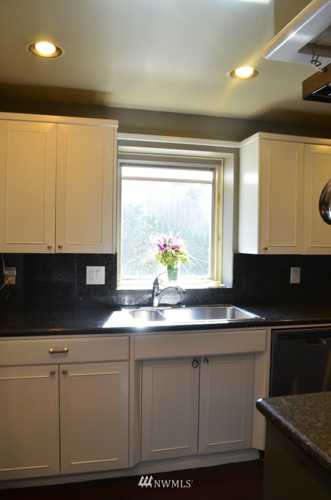 9022 Park Road Edmonds, WA 98026 - Photo 6 of 24