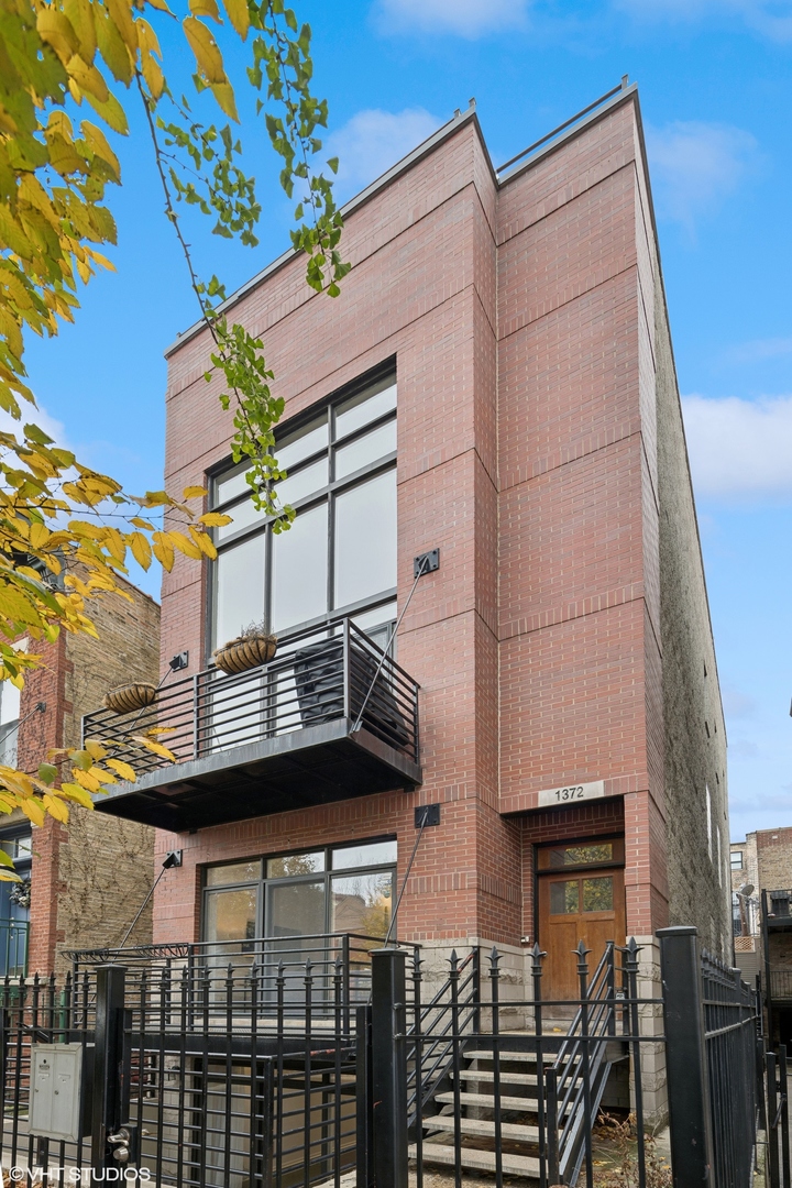 1372 North Dean Street, Unit 1 Chicago, IL 60622 - Photo 1 of 26 a city view
