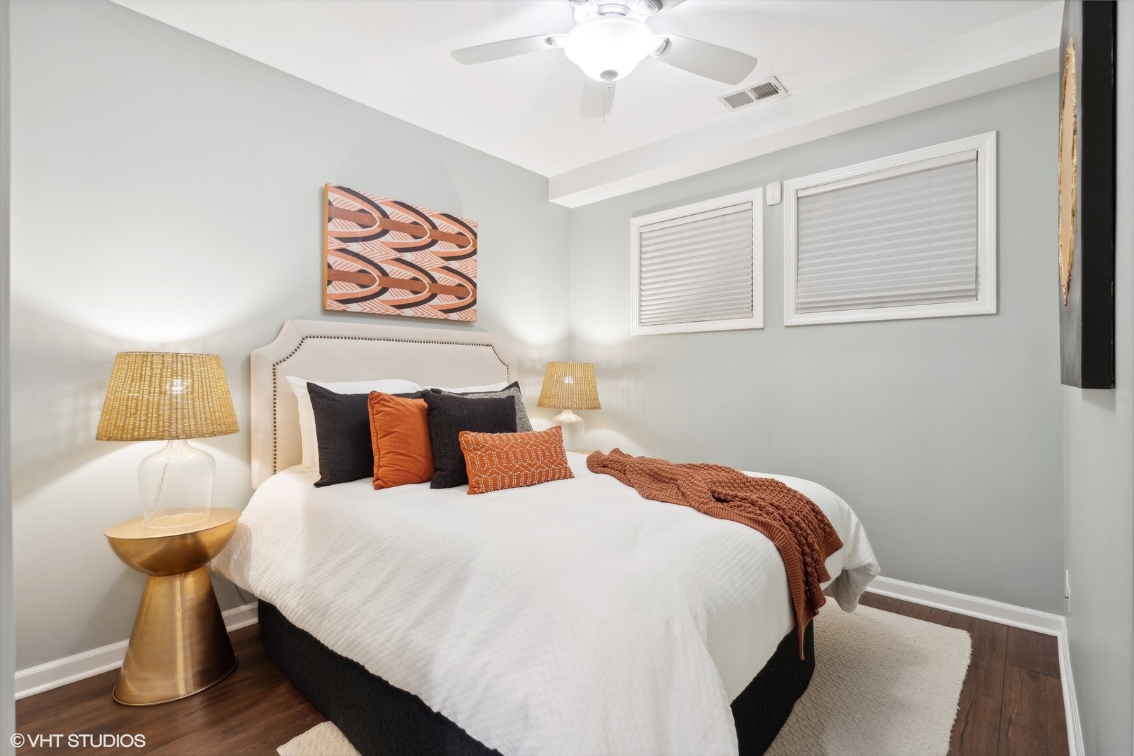 1372 North Dean Street, Unit 1 Chicago, IL 60622 - Photo 16 of 26 a bedroom with double bed and a lamp