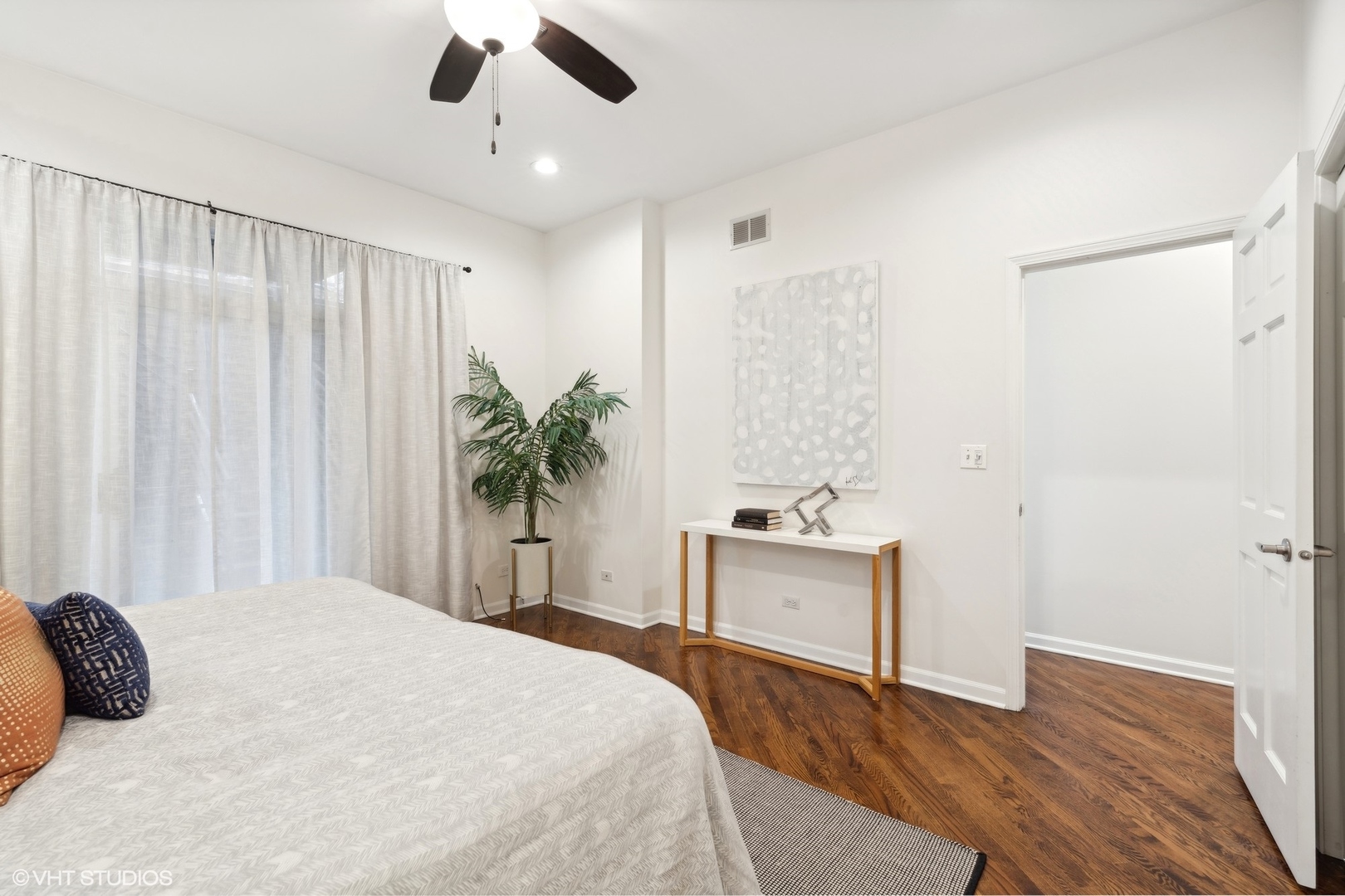 1372 North Dean Street, Unit 1 Chicago, IL 60622 - Photo 9 of 26 a bedroom with a bed and a potted plant