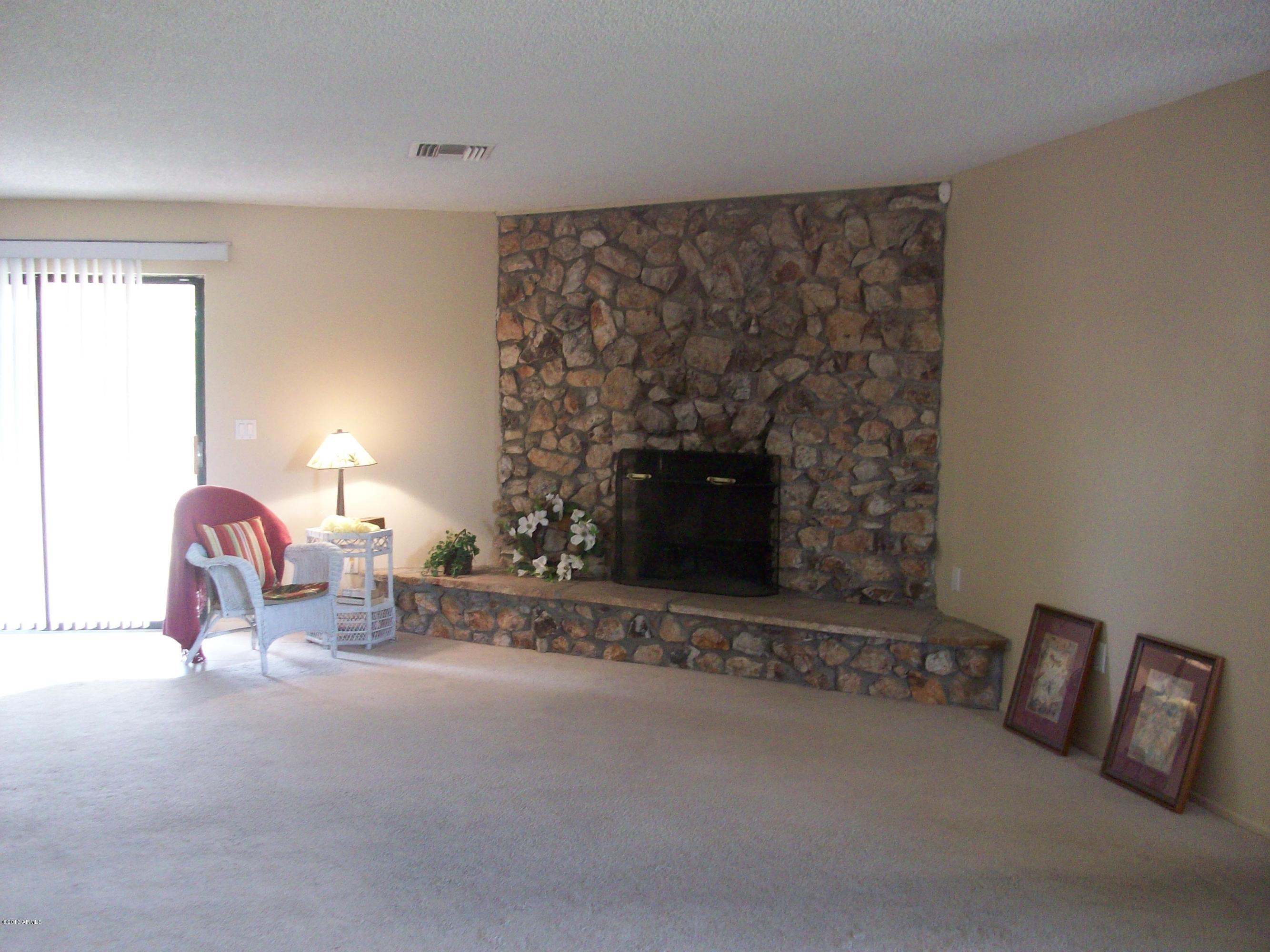 1724 West Utopia Road Phoenix, AZ 85027 - Photo 6 of 22 Living room