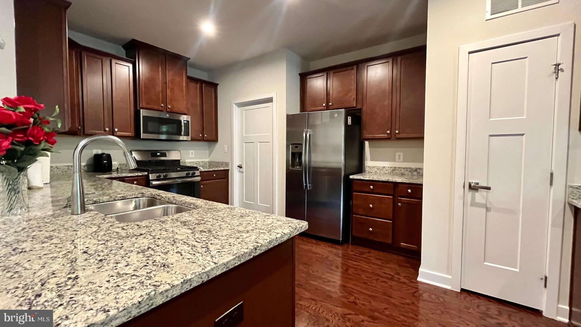 18220 Red Mulberry Road Dumfries, VA 22026 - Photo 4 of 16 Kitchen With Island