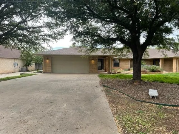 $2,150 | 609 Williamsburg Court, Granbury, TX 76048