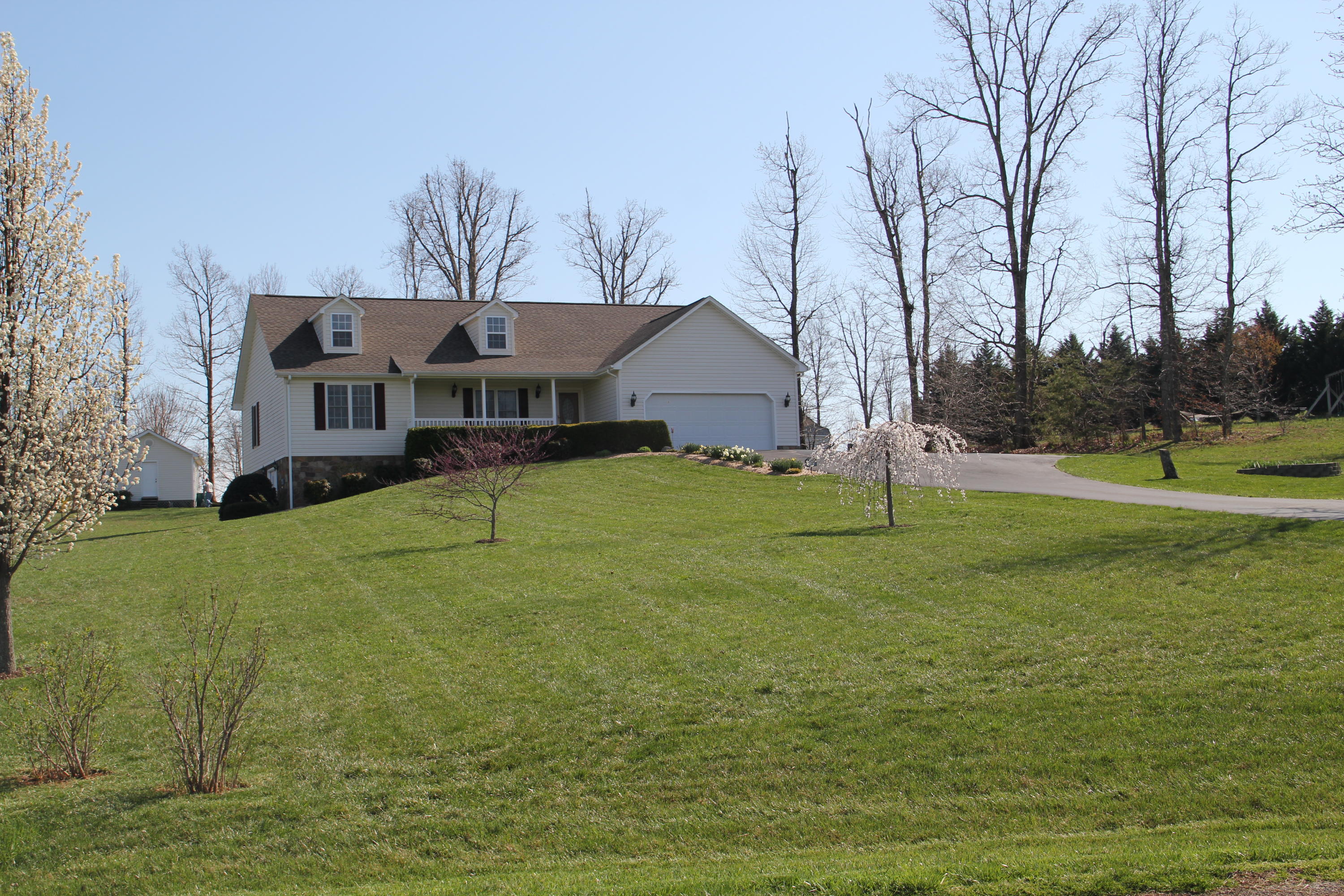 1316 Lipscomb Road Moneta, VA 24121 - Photo 2 of 13 IMG_2752