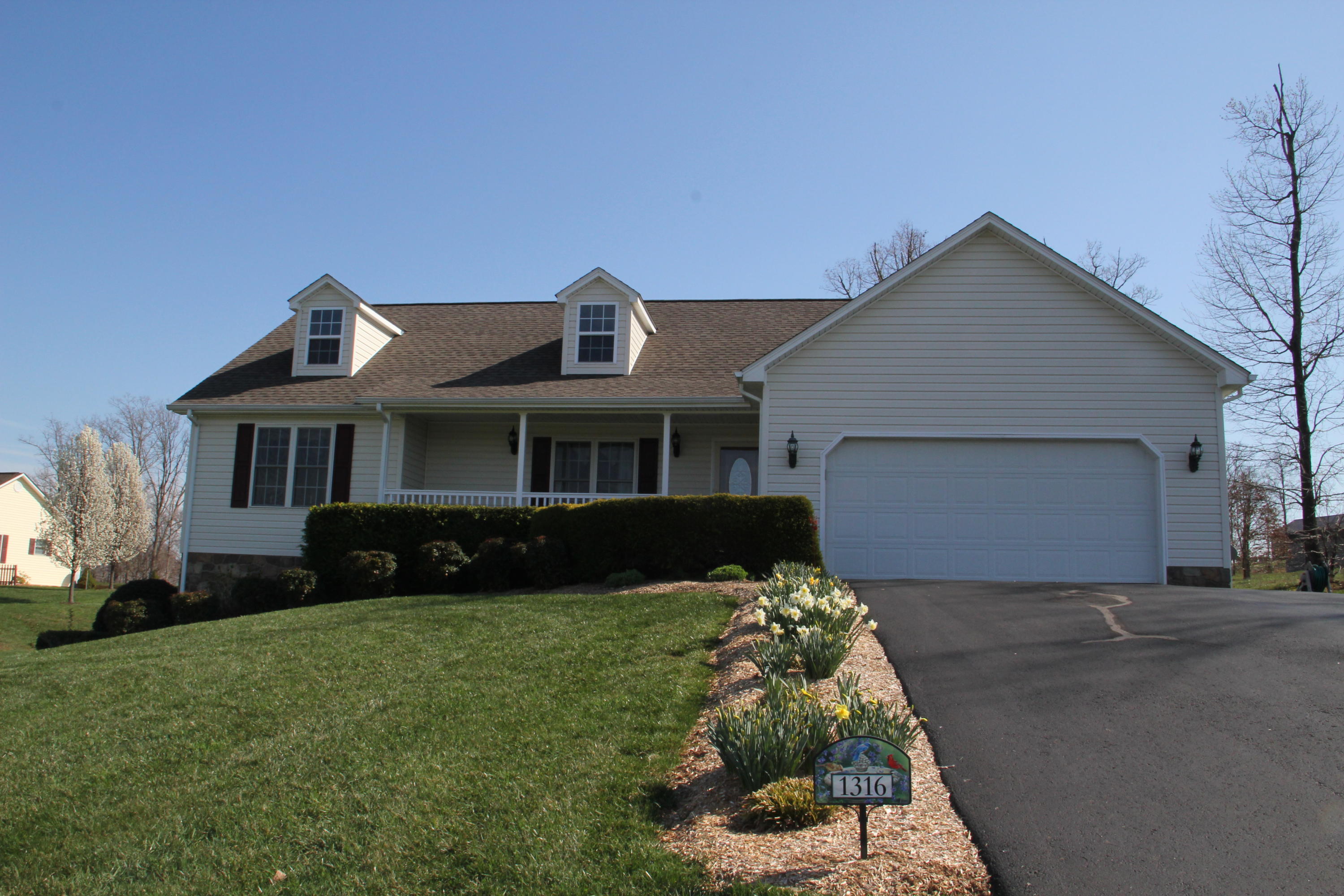 1316 Lipscomb Road Moneta, VA 24121 - Photo 11 of 13 IMG_2755
