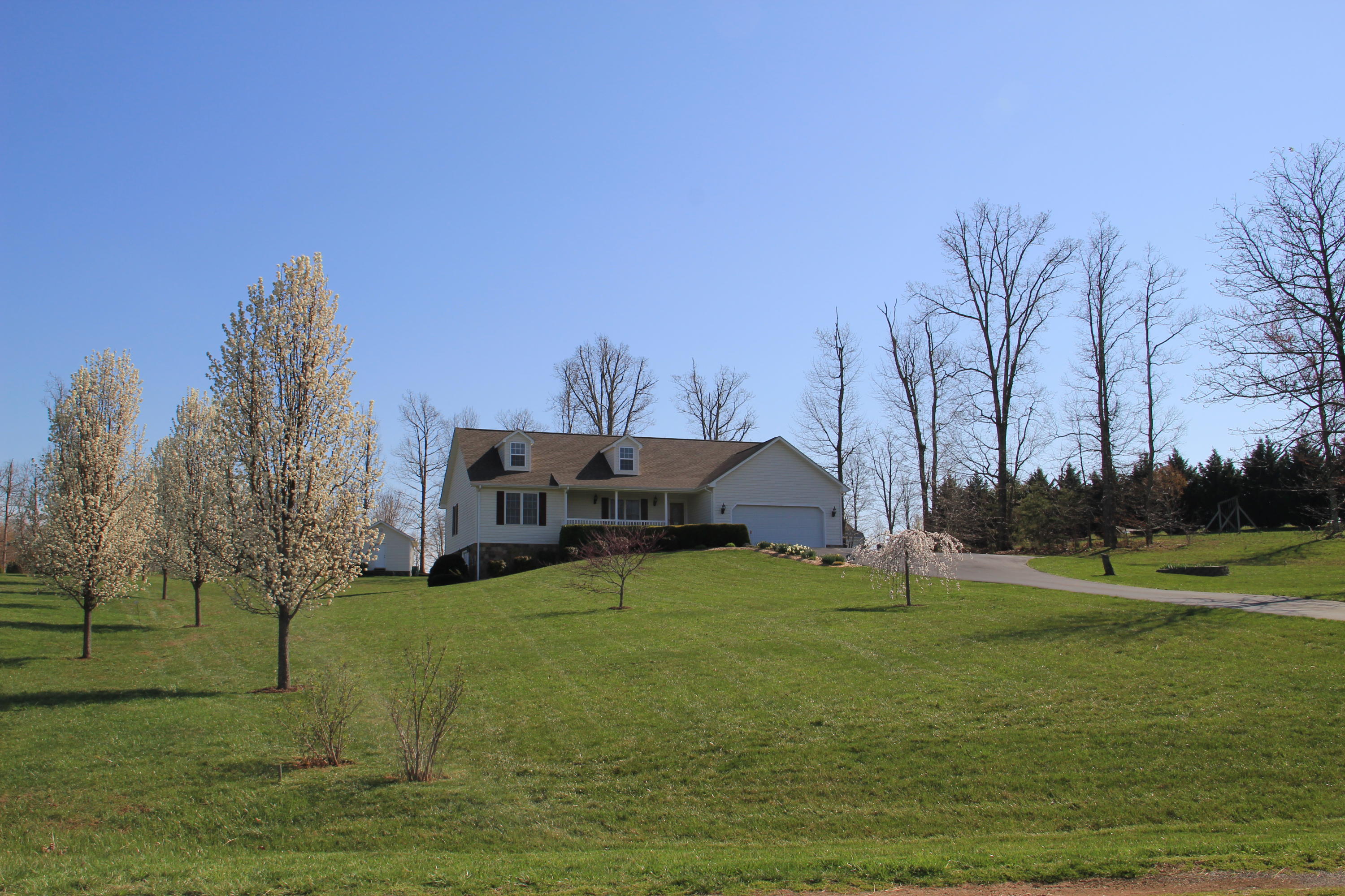 1316 Lipscomb Road Moneta, VA 24121 - Photo 3 of 13 IMG_2747
