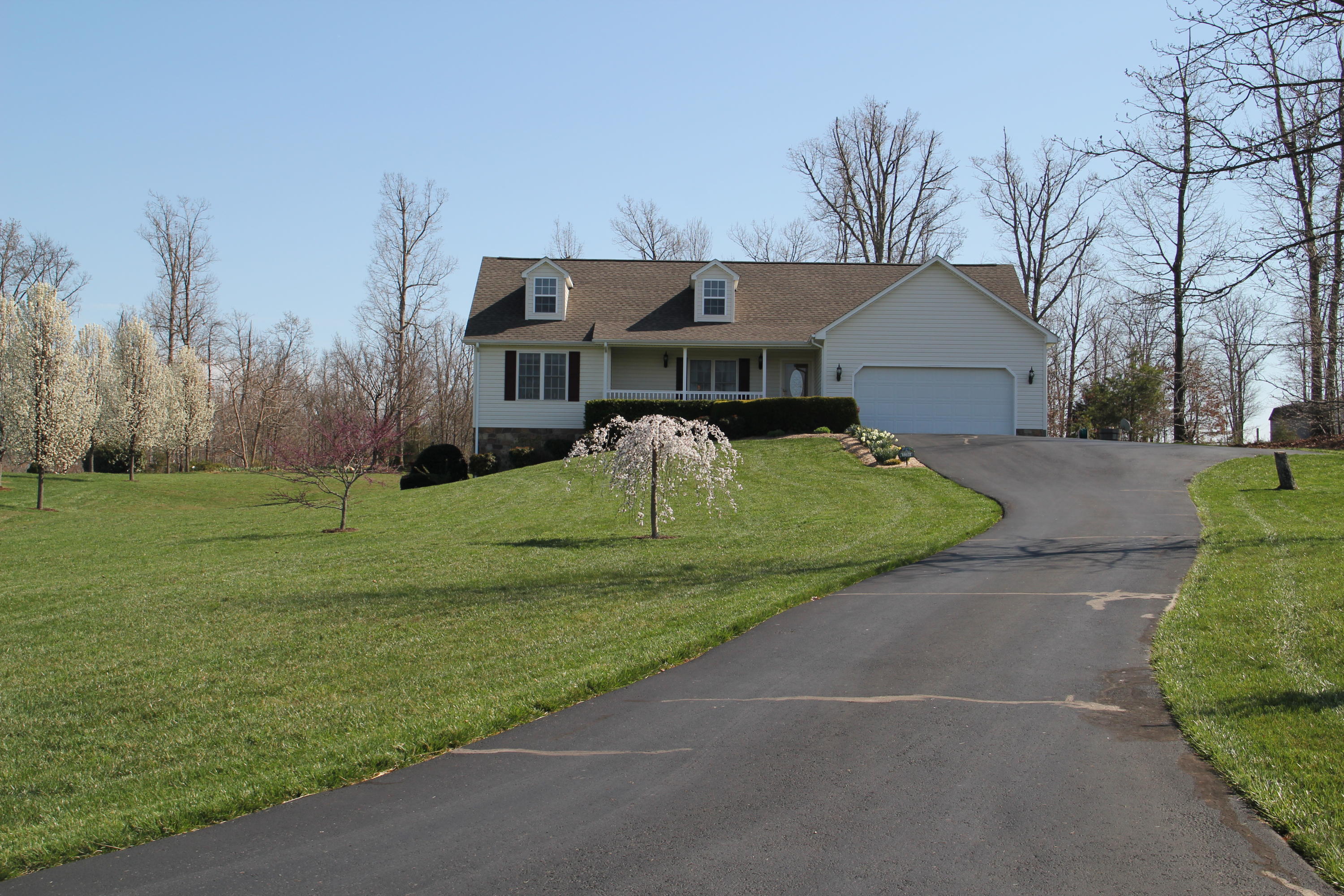 1316 Lipscomb Road Moneta, VA 24121 - Photo 9 of 13 IMG_2753