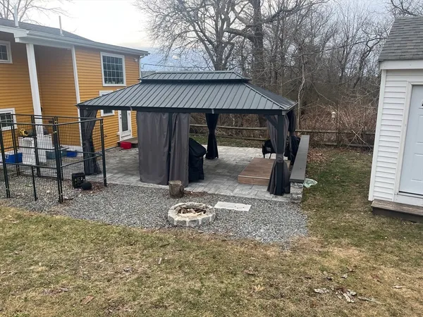 a view of a house with backyard