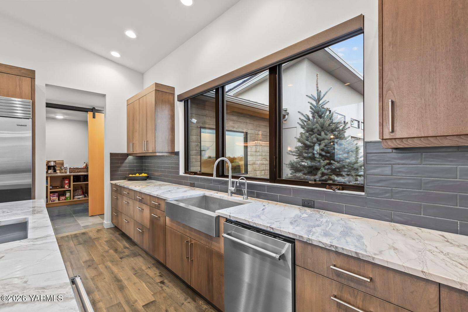 13990 Marble Road Yakima, WA 98908 - Photo 20 of 60 a large kitchen with stainless steel appliances granite countertop a sink and cabinets